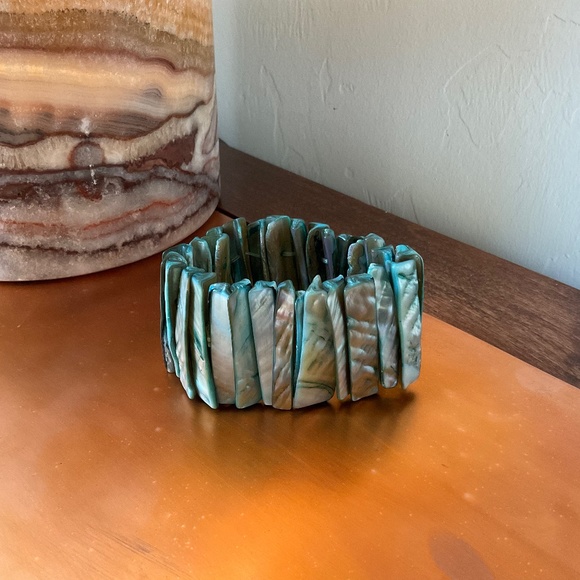 Abalone Shell Stretchy Bracelet. Turquoise color. - Picture 1 of 7